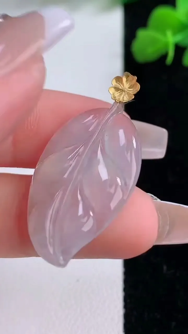 天然A货翡翠种白冰金枝玉叶 叶子吊坠，尺寸28.4-18.2-2.5，重量:2.97g
12月8日