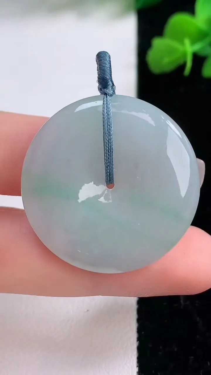 天然A货翡翠平安扣吊坠，尺寸31.8-5，重量:11.90g
12月8日