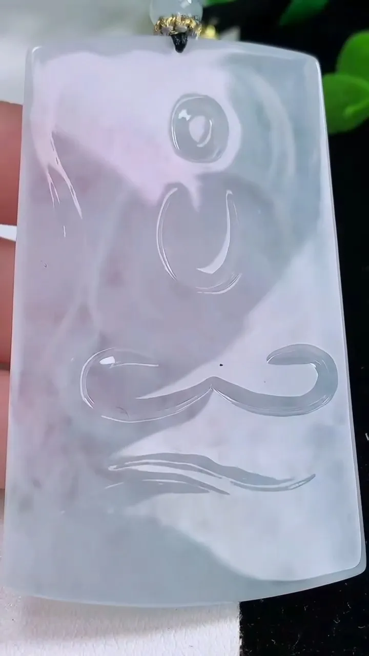 天然A货翡翠种白冰大日如来吊坠，尺寸70-43.2-5.5，重量:45.28g
12月8日