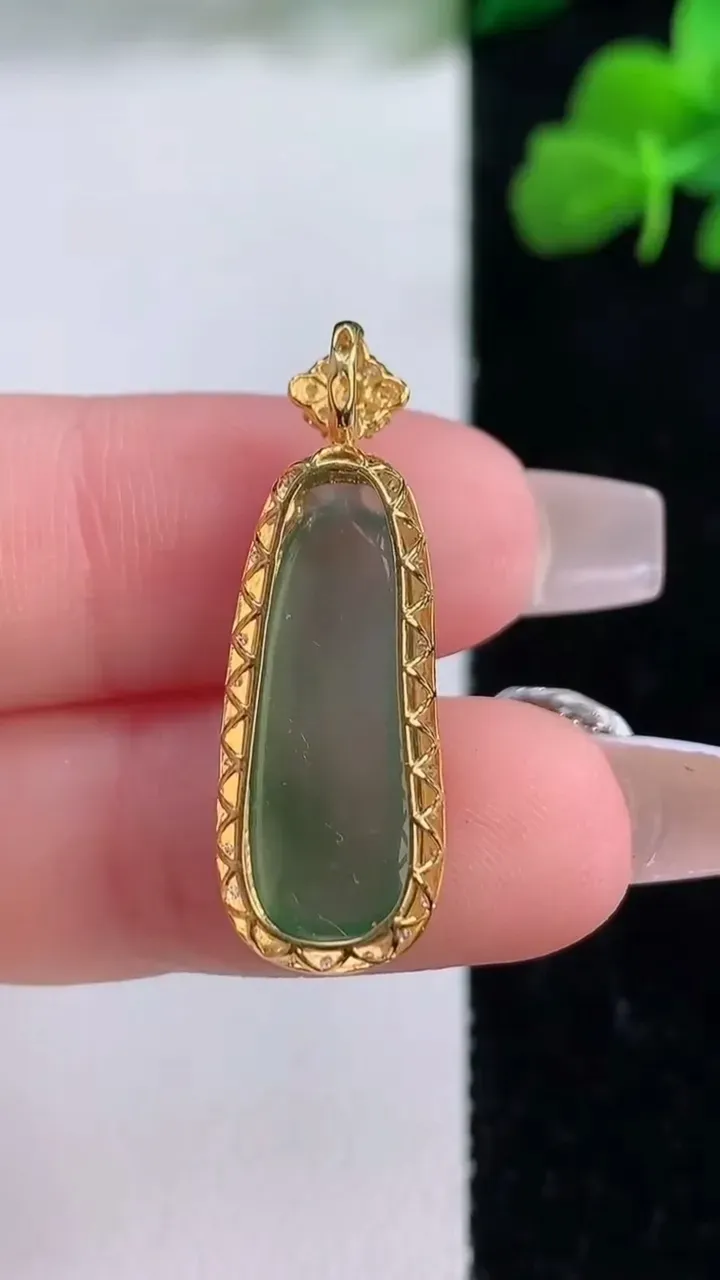 天然A货翡翠福瓜吊坠，尺寸29.5-10-6.7，裸石21.8-7.8重量:2.45g
12月8日