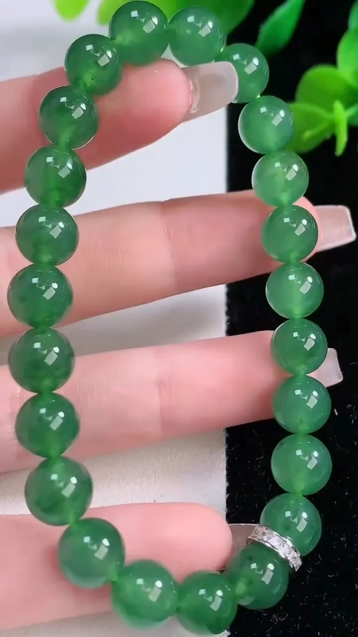 天然A货翡翠圆珠手串，尺寸8.4-23颗，重量:23.16g12月8日
工厂直销收藏佳品,种好水足，色泽均匀，有种有色，上手高大气！