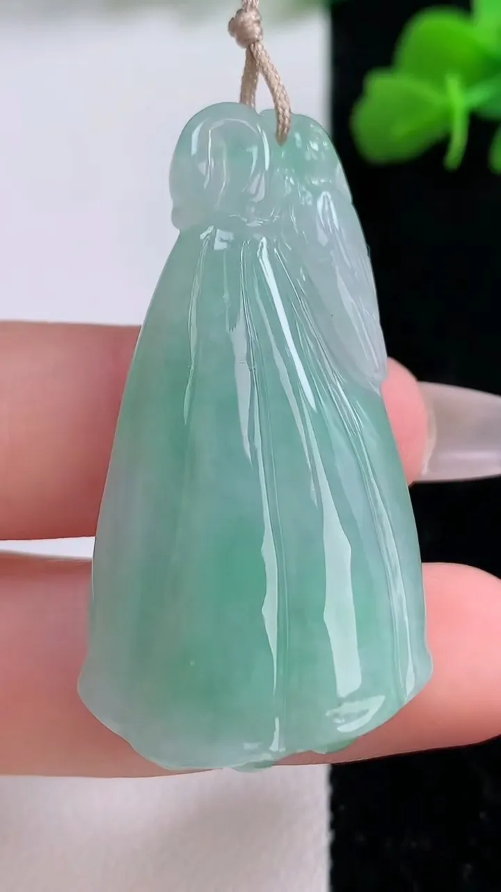 天然A货翡翠莲蓬吊坠，尺寸44.7-22.7-11，重量:15.97g
12月8日