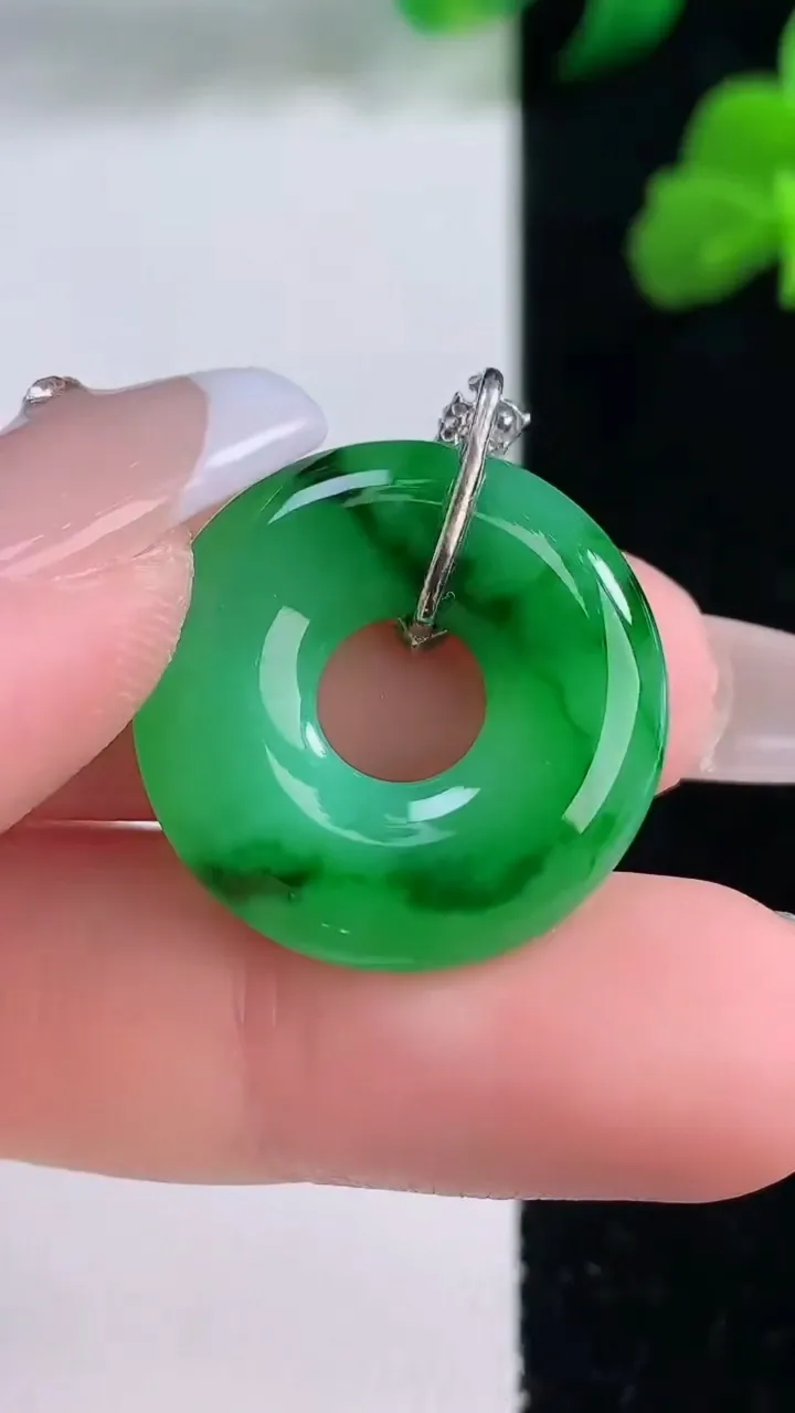 天然A货翡翠平安环吊坠，尺寸22-4.5，重量:4.81g
12月8日