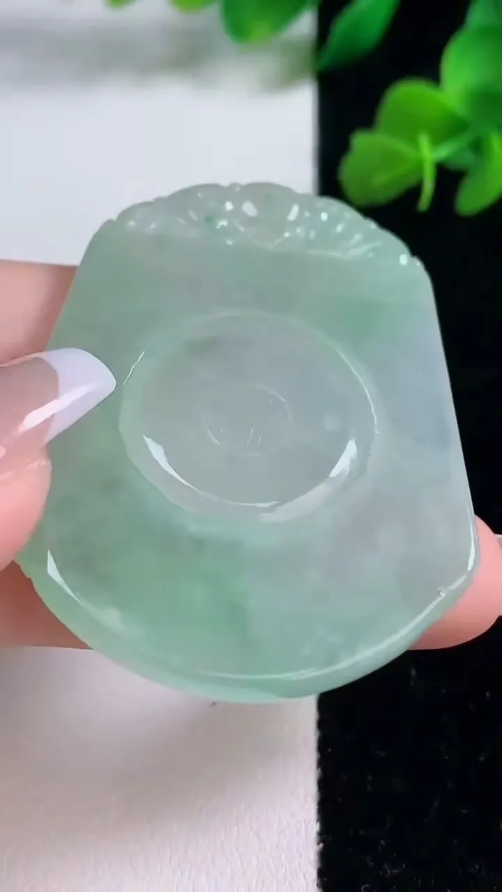 天然A货翡翠仿古无事牌吊坠，尺寸54.8-40.5-3.8，重量:22.12g
12月8日