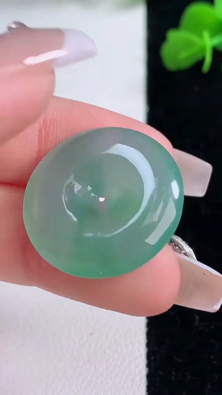 天然A货翡翠平安扣吊坠，尺寸23.7-4.4，重量:6.00g
12月8日