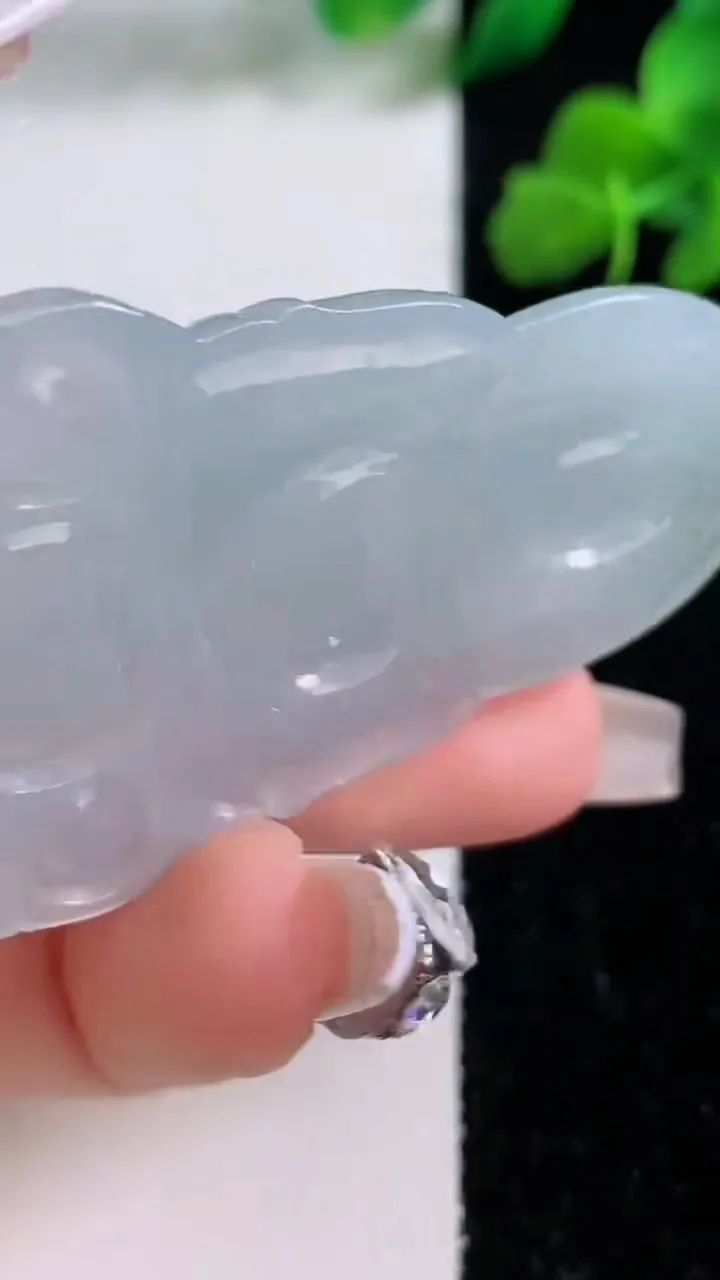 天然A货翡翠观音菩萨吊坠，尺寸53.5-34.5-5.4，重量:17.90g
12月8日