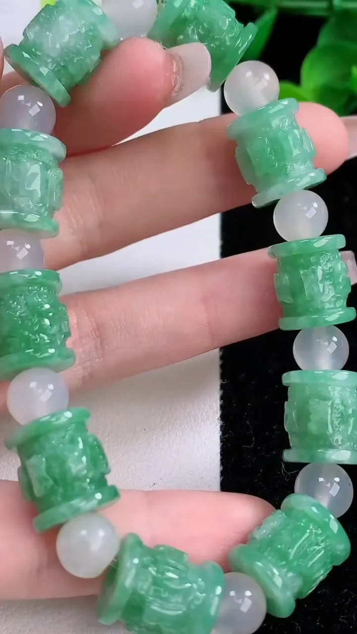 天然A货翡翠路路通手串，尺寸11-12.5-10颗，重量:41.74g12月8日
工厂直销收藏佳品,种好水足，色泽均匀，有种有色，上手高大气！
