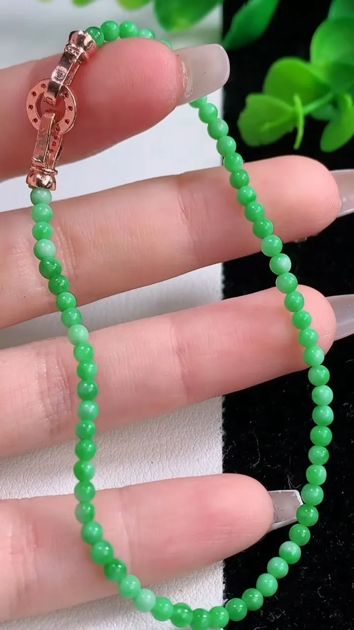 天然A货翡翠小米珠手串，尺寸2.5-65颗，重量:3.88g12月8日
工厂直销收藏佳品,种好水足，色泽均匀，有种有色，上手高大气！