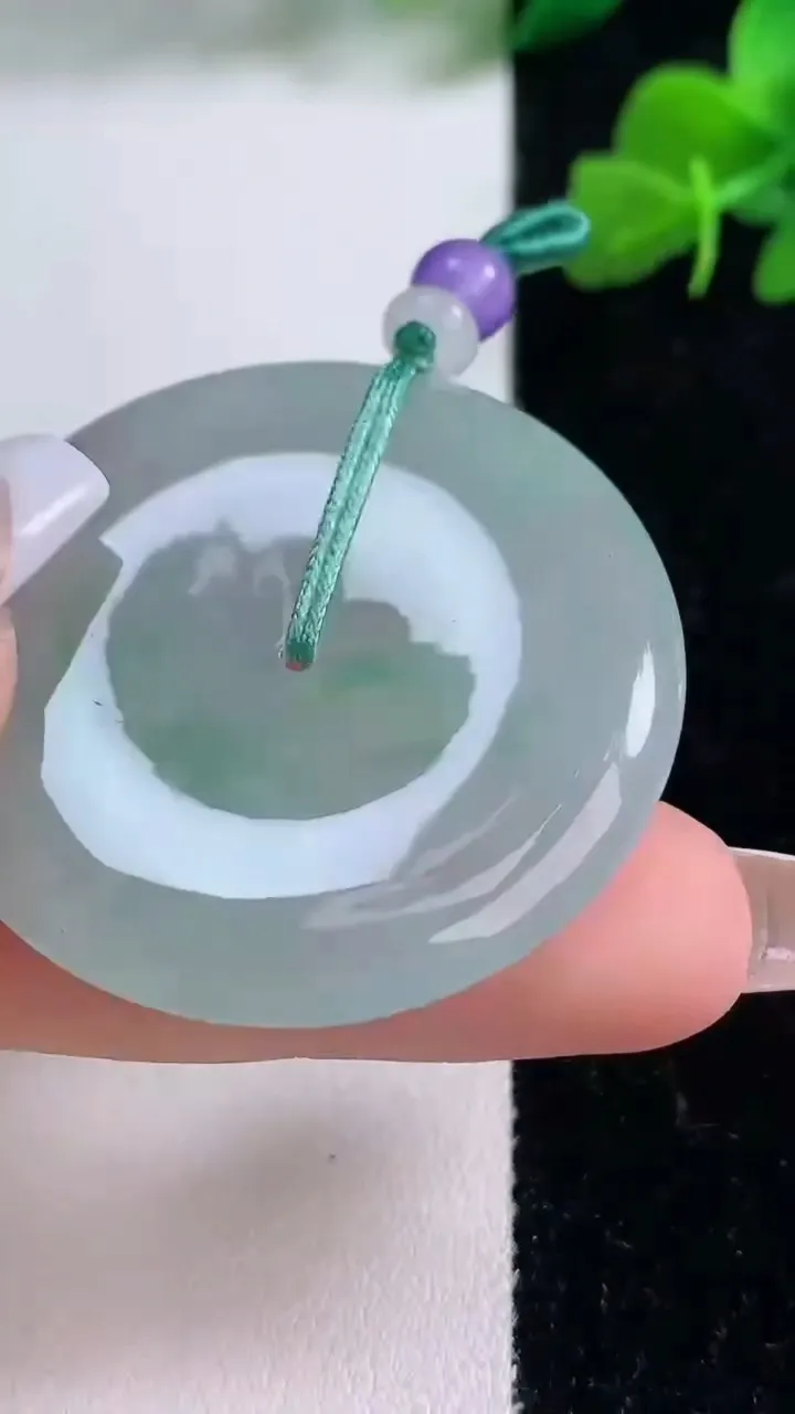 天然A货翡翠平安扣吊坠，尺寸39.7-5.4，重量:19.61g
12月8日