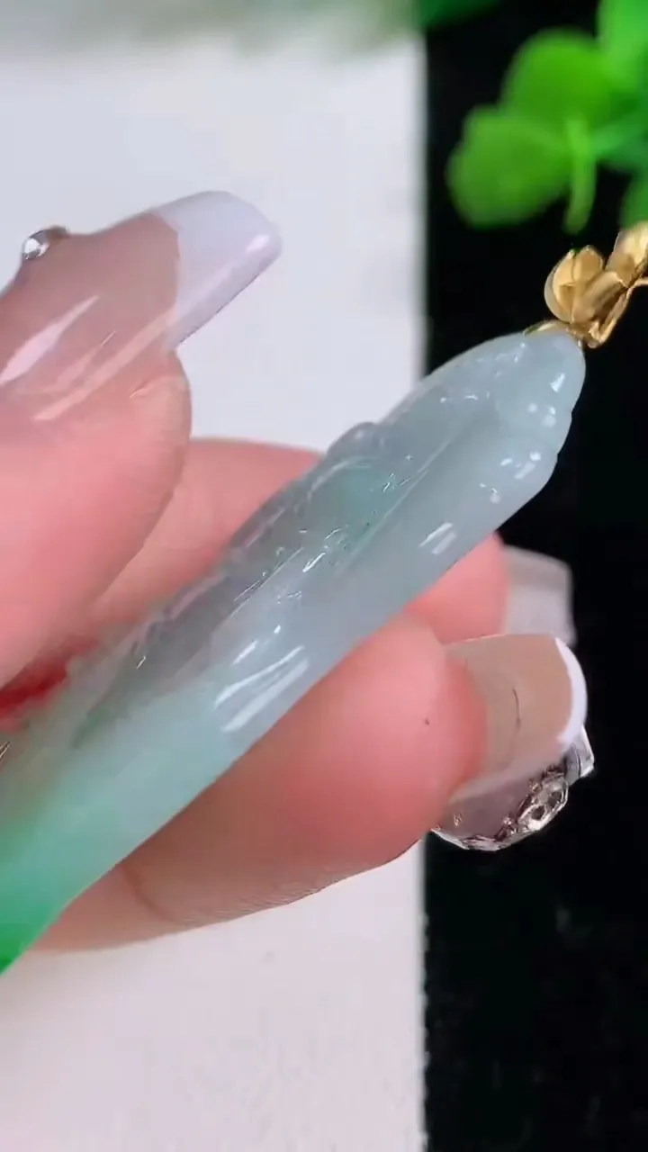 天然A货翡翠大势至菩萨吊坠，尺寸44-22.2-4.5，重量:11.07g
12月8日