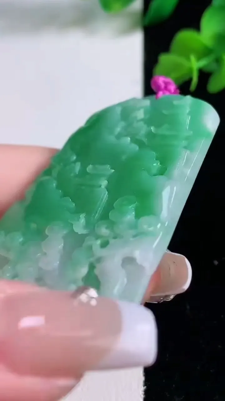 天然A货翡翠山水牌吊坠，尺寸61-44-6.2，重量:36.06g
12月8日