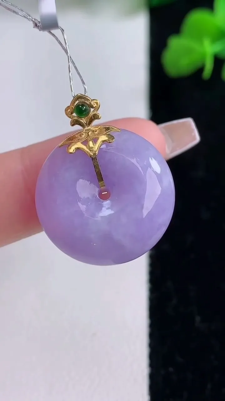 天然A货翡翠18K金紫罗兰平安扣吊坠，尺寸19.8-7，重量:6.30g
12月8日