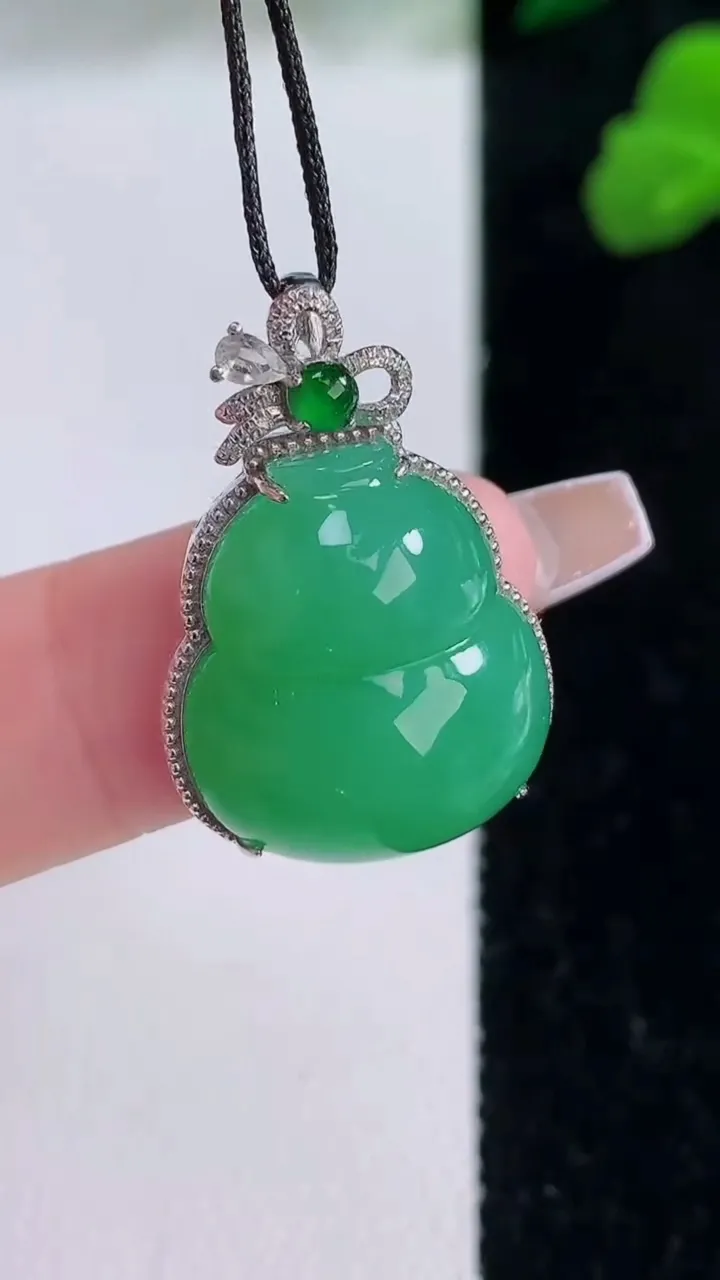 天然A货翡翠葫芦吊坠，尺寸25.3-17.4-9.8，裸石17.6-15.7重量:5.90g
12月