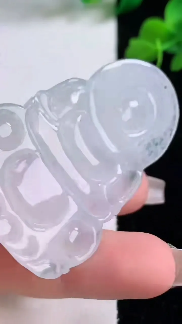 天然A货翡翠冰种飘花观音菩萨吊坠，尺寸56.8-36.7-5.2，重量:20.15g
12月8日