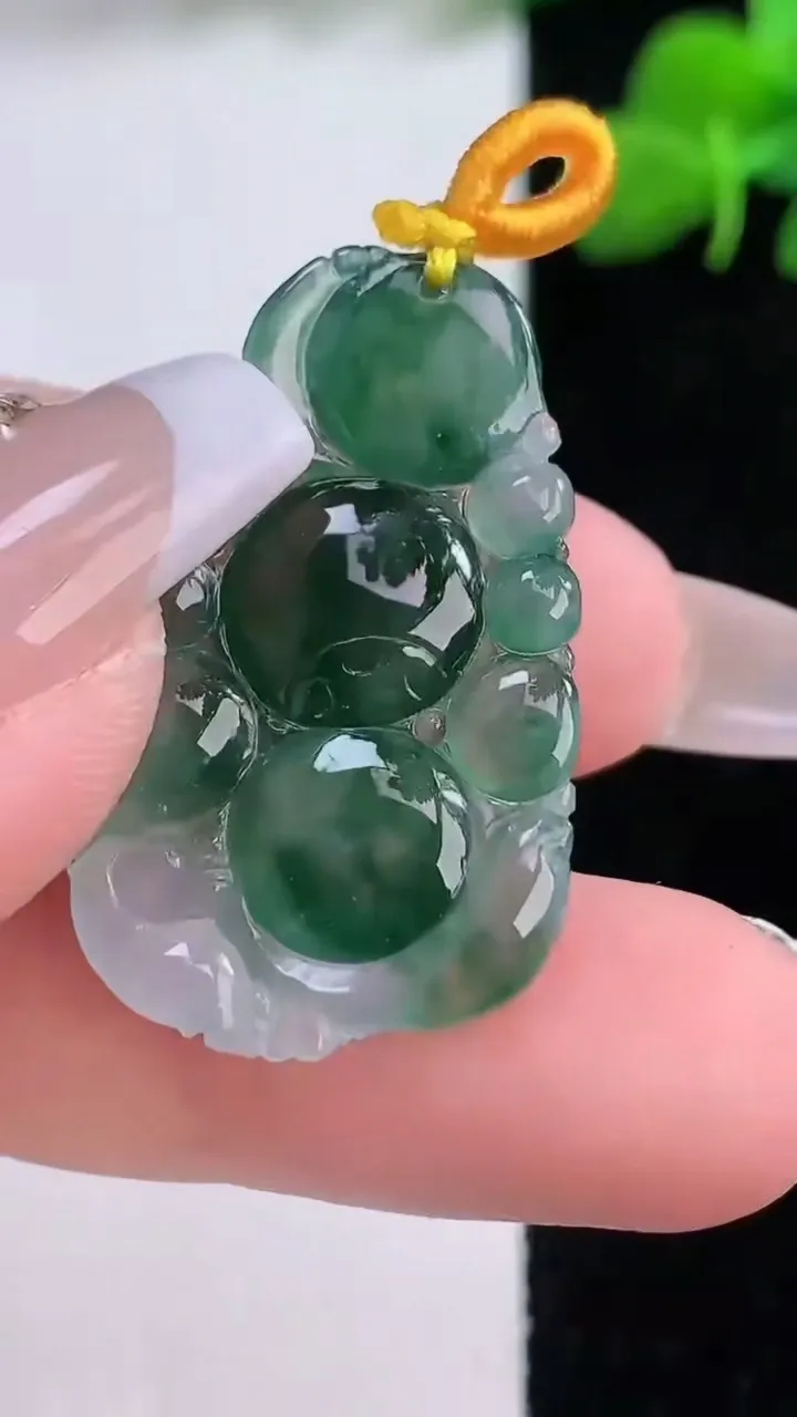 天然A货翡翠冰种飘花生肖猴吊坠，尺寸30.4-20.3-5.5，重量:5.09g
12月8日