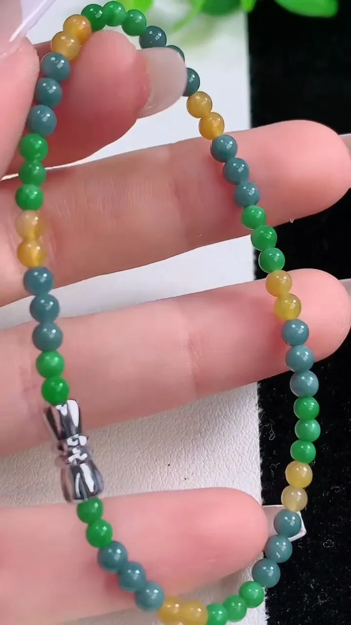 天然A货翡翠双彩小米珠手串，尺寸3.5-52颗，重量:4.42g12月8日
工厂直销收藏佳品,种好水