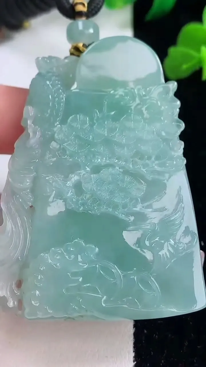 天然A货翡翠阿弥陀佛吊坠，尺寸60-45.2-12.2，重量:65.43g
12月8日