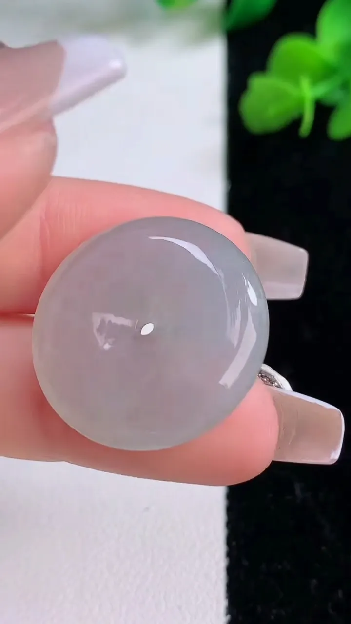 天然A货翡翠平安扣吊坠，尺寸24-5.4，重量:6.99g
12月8日