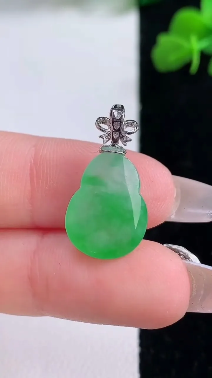 天然A货翡翠葫芦吊坠，尺寸16-12-4.8，重量:1.78g
12月8日