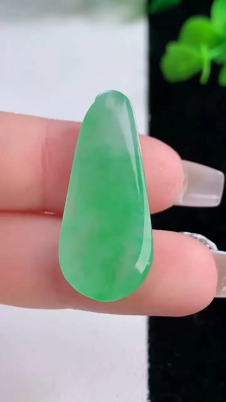 天然A货翡翠福豆吊坠，尺寸31.4-13.6-5.3，重量:4.00g
12月8日