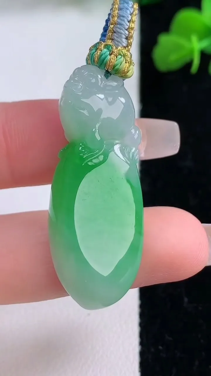 天然A货翡翠福瓜吊坠，尺寸38.6-16-7.6，重量:9.06g
12月8日