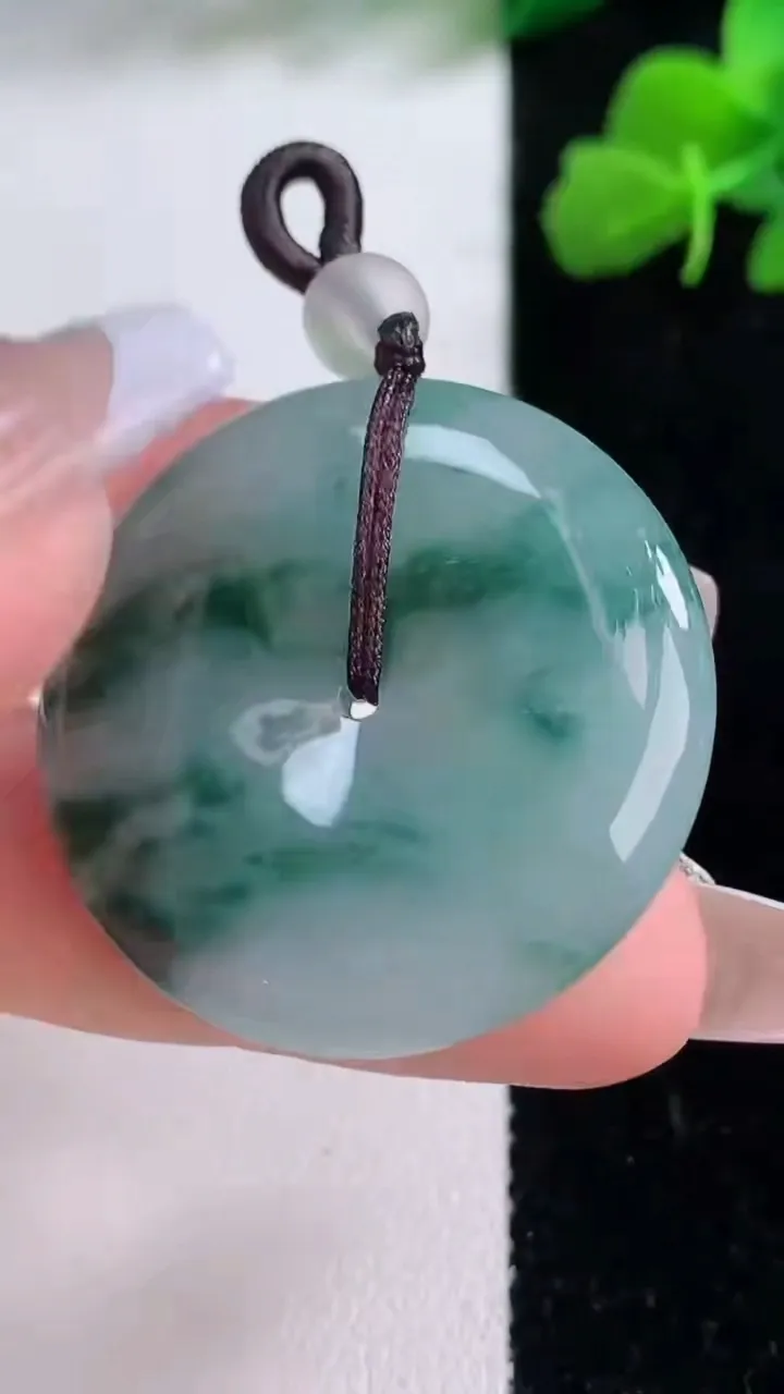 天然A货翡翠冰种飘花平安扣吊坠，尺寸32.8-6，重量:13.55g
12月8日