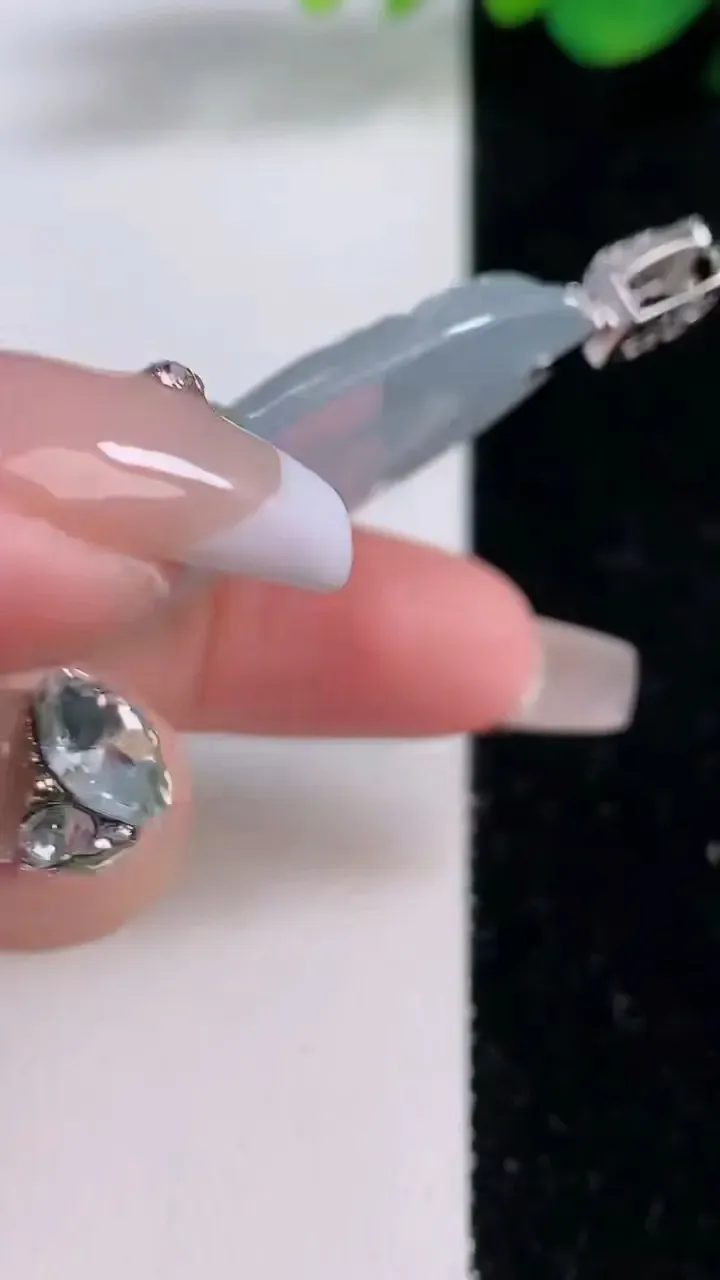 天然A货翡翠种飘花观音菩萨吊坠，尺寸67.6-42-6.4，重量:31.53g
12月8日