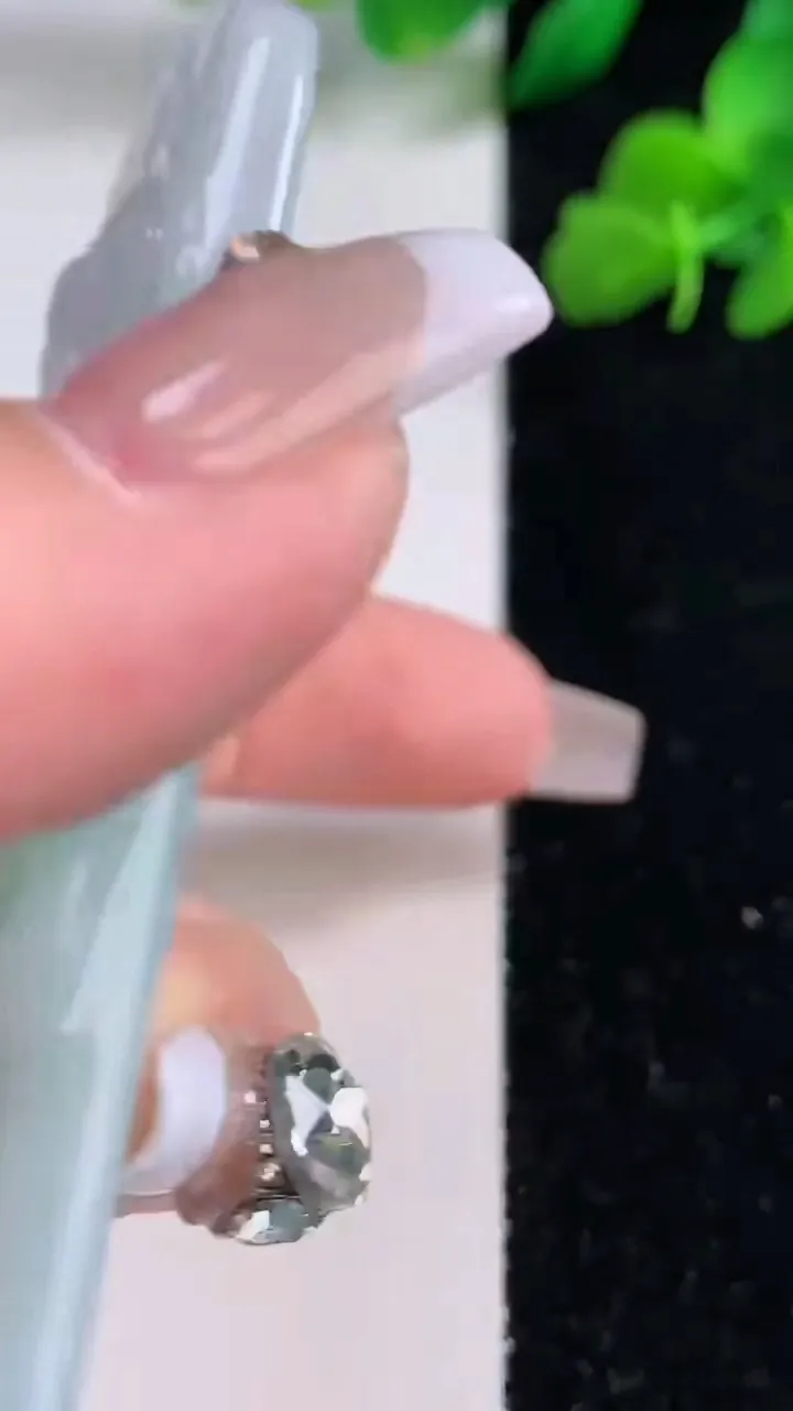 天然A货翡翠大日如来吊坠，尺寸73.3-46.2-7.5，重量:54.78g
12月8日