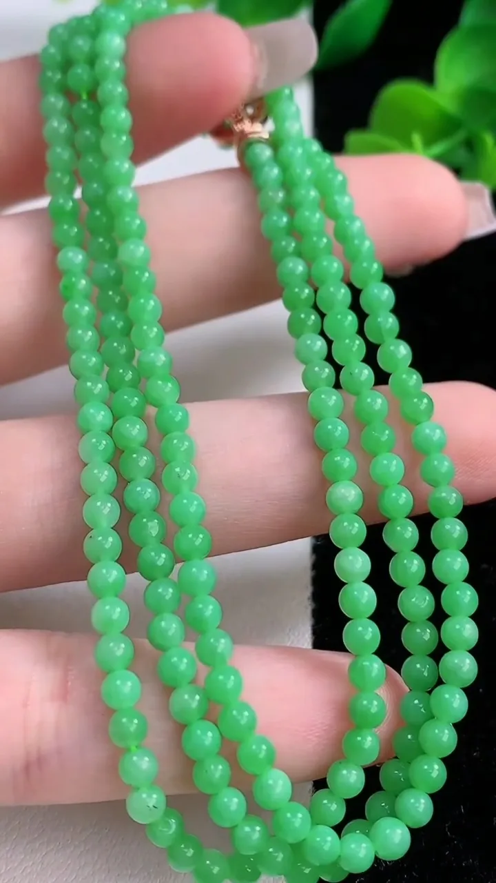 天然A货翡翠小米珠项链，尺寸3.2-194颗，重量:15.30g12月8日
工厂直销收藏佳品,种好水足，色泽均匀，有种有色，上手高大气！