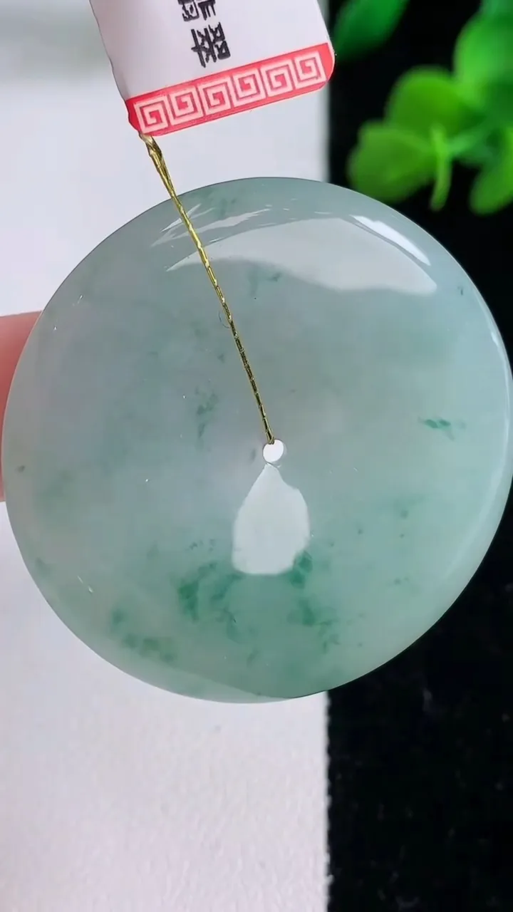 天然A货翡翠冰种飘花平安扣吊坠，尺寸38.6-5.6，重量:18.31g
12月8日