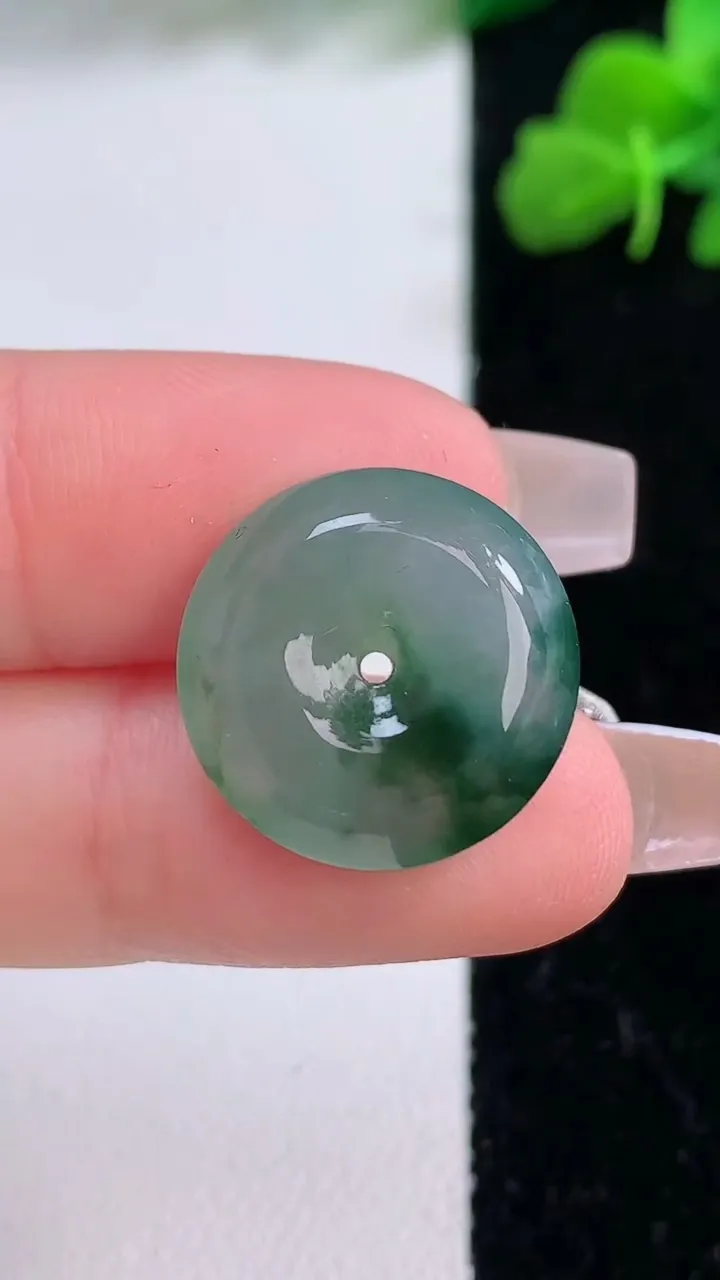 天然A货翡翠冰种飘花平安扣吊坠，尺寸18-6，重量:4.32g
12月8日