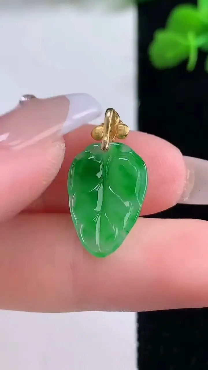 天然A货翡翠金枝玉叶 叶子吊坠，尺寸16.6-11.8-2.6，重量:1.11g
12月8日