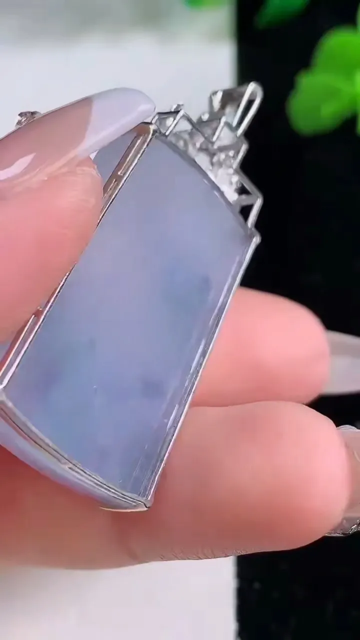 天然A货翡翠18K金紫罗兰无事牌吊坠，尺寸44.3-32.7-19.3-6.7，重量:12.46g
12月8日