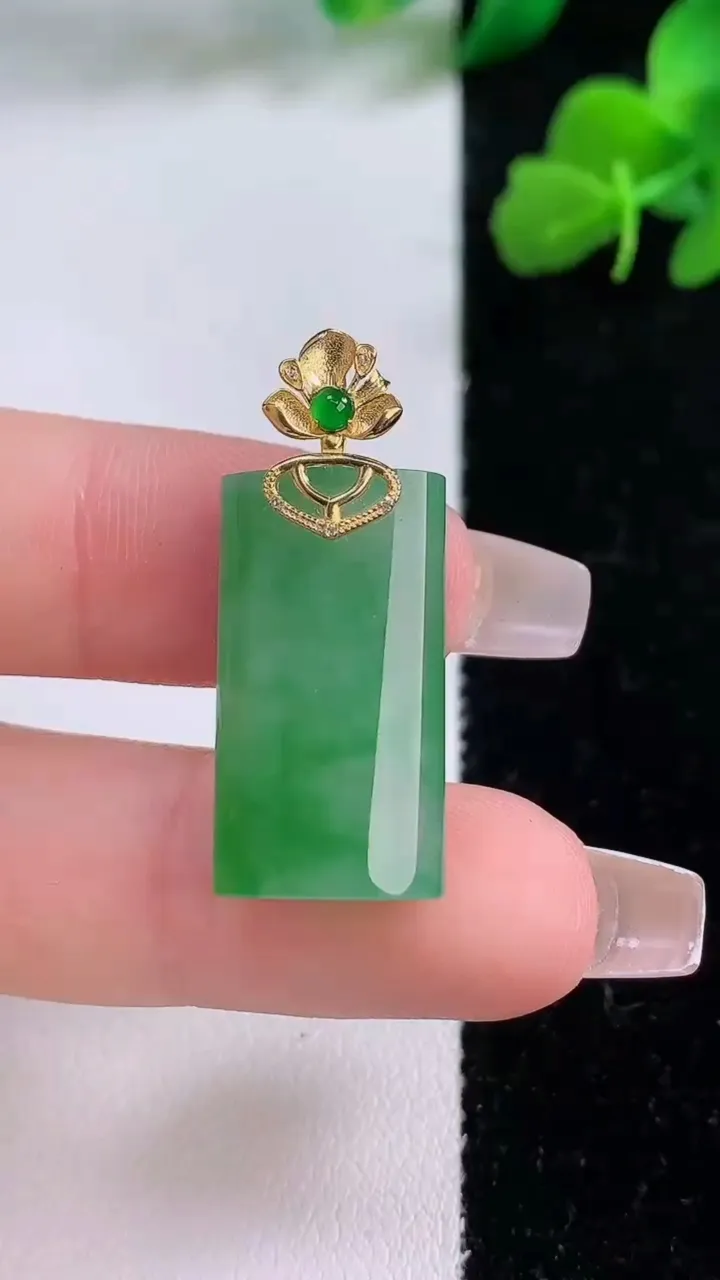 天然A货翡翠无事牌吊坠，尺寸23.4-12.5-5.8，重量:4.88g
12月8日