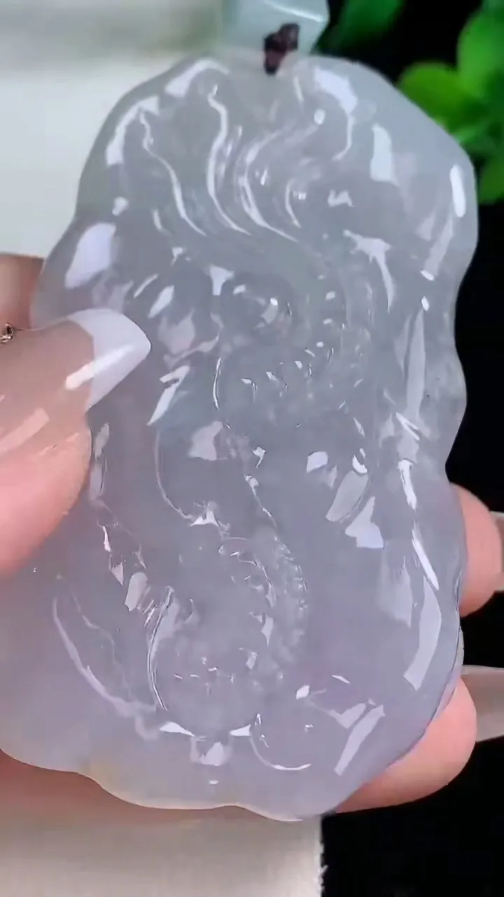 天然A货翡翠龙牌吊坠，尺寸67.8-39-11，重量:54.68g
12月8日