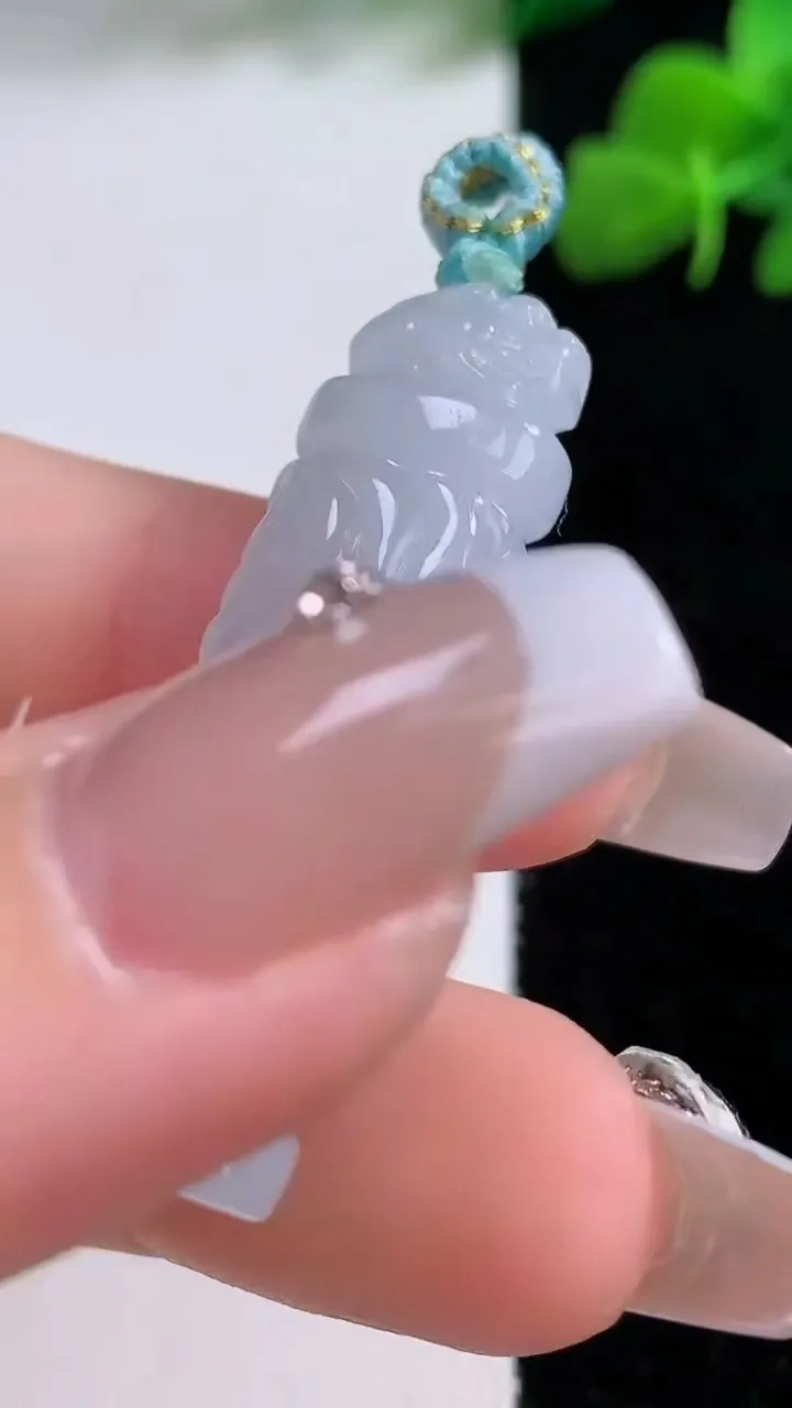 天然A货翡翠降魔杵吊坠，尺寸39-11.2-7.6，重量:8.43g
12月8日