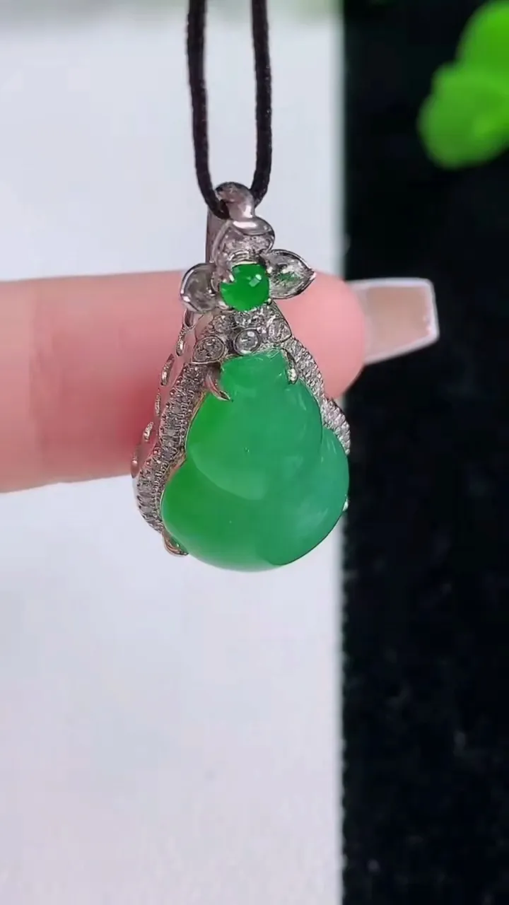 天然A货翡翠葫芦吊坠，尺寸27-14-9.4，裸石17-11.7重量:4.13g
12月8日