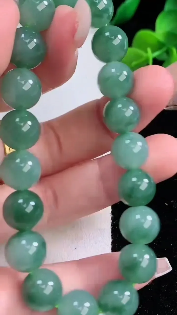 天然A货翡翠飘花圆珠手串，尺寸9.8-19颗，重量:32.25g12月8日
工厂直销收藏佳品,种好水