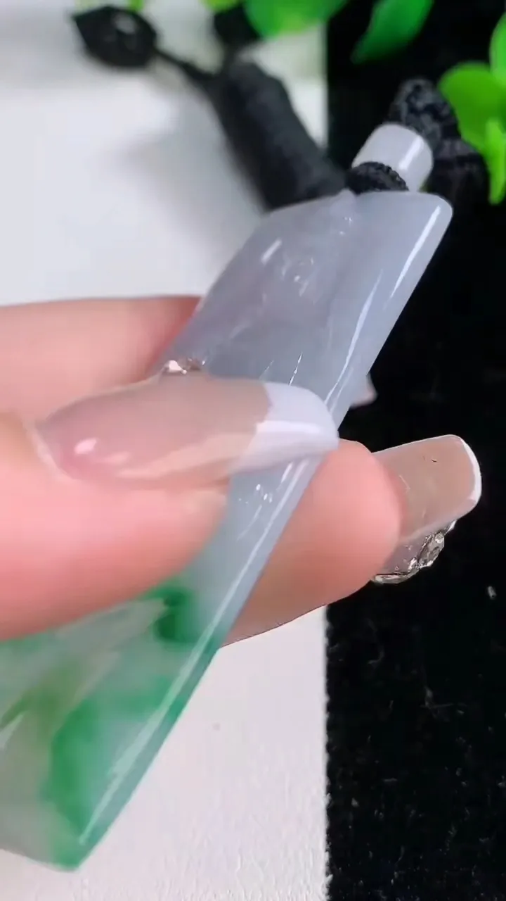 天然A货翡翠观音菩萨吊坠，尺寸62.6-30.8-4.5，重量:26.55g
12月8日