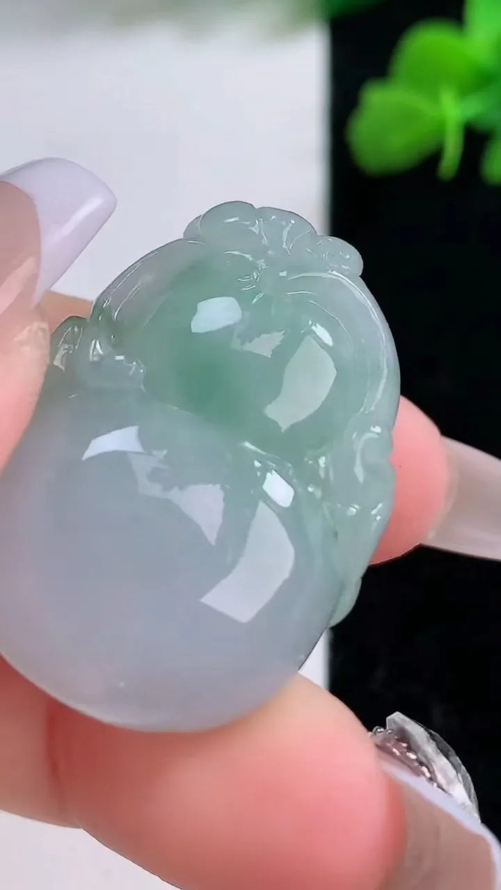 天然A货翡翠葫芦吊坠，尺寸31.7-23.2-12，重量:16.49g
12月8日