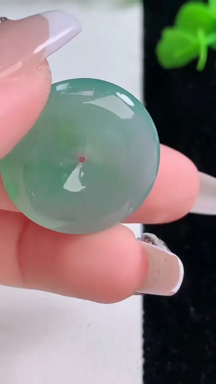 天然A货翡翠平安扣吊坠，尺寸23.7-4.4，重量:6.00g
12月8日