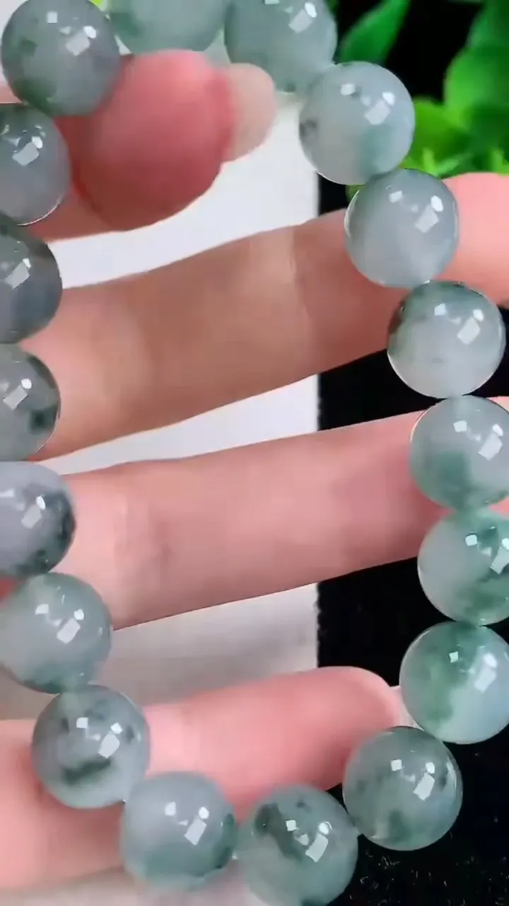 天然A货翡翠种飘花圆珠手串，尺寸10.5-18颗，重量:37.40g12月8日
工厂直销收藏佳品,种好水足，色泽均匀，有种有色，上手高大气！