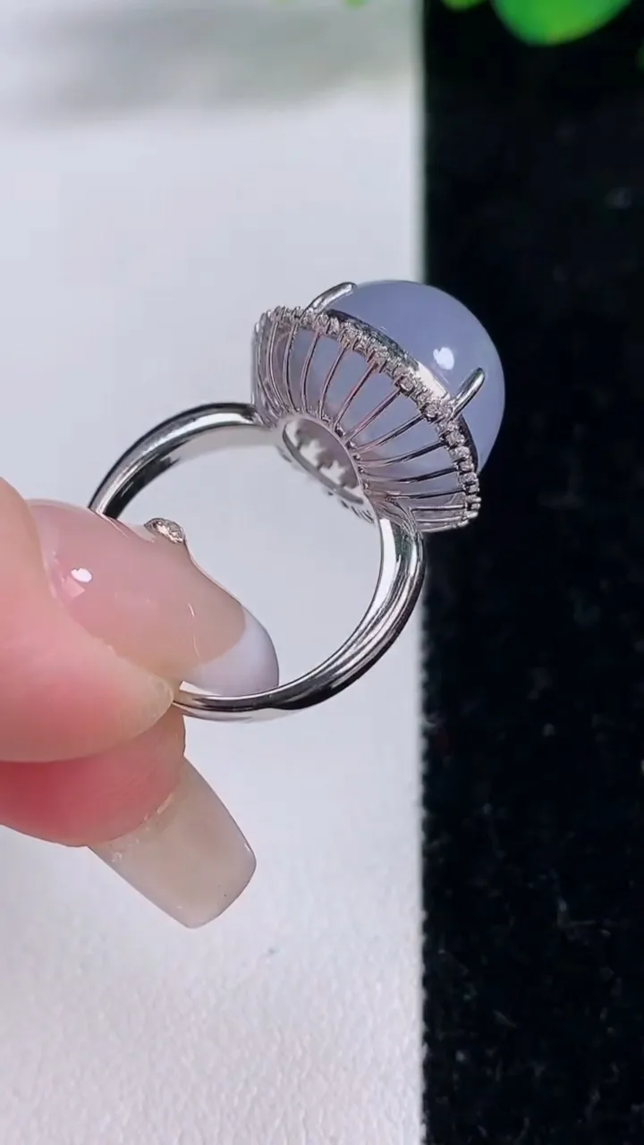 天然A货翡翠18K金紫罗兰蛋面戒指，尺寸17.5-14-13.7-12.4，重量:6.42g2025年12月8日
工厂直销收藏佳品,种好水足，色泽均匀，有种有色，上手高大气！