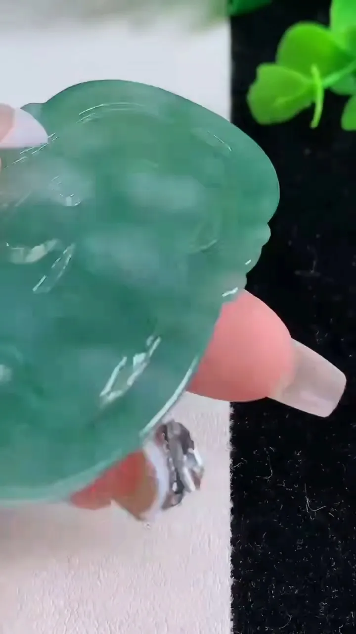 天然A货翡翠度母观音吊坠，尺寸65.3-39.6-6.5，重量:32.34g
12月8日