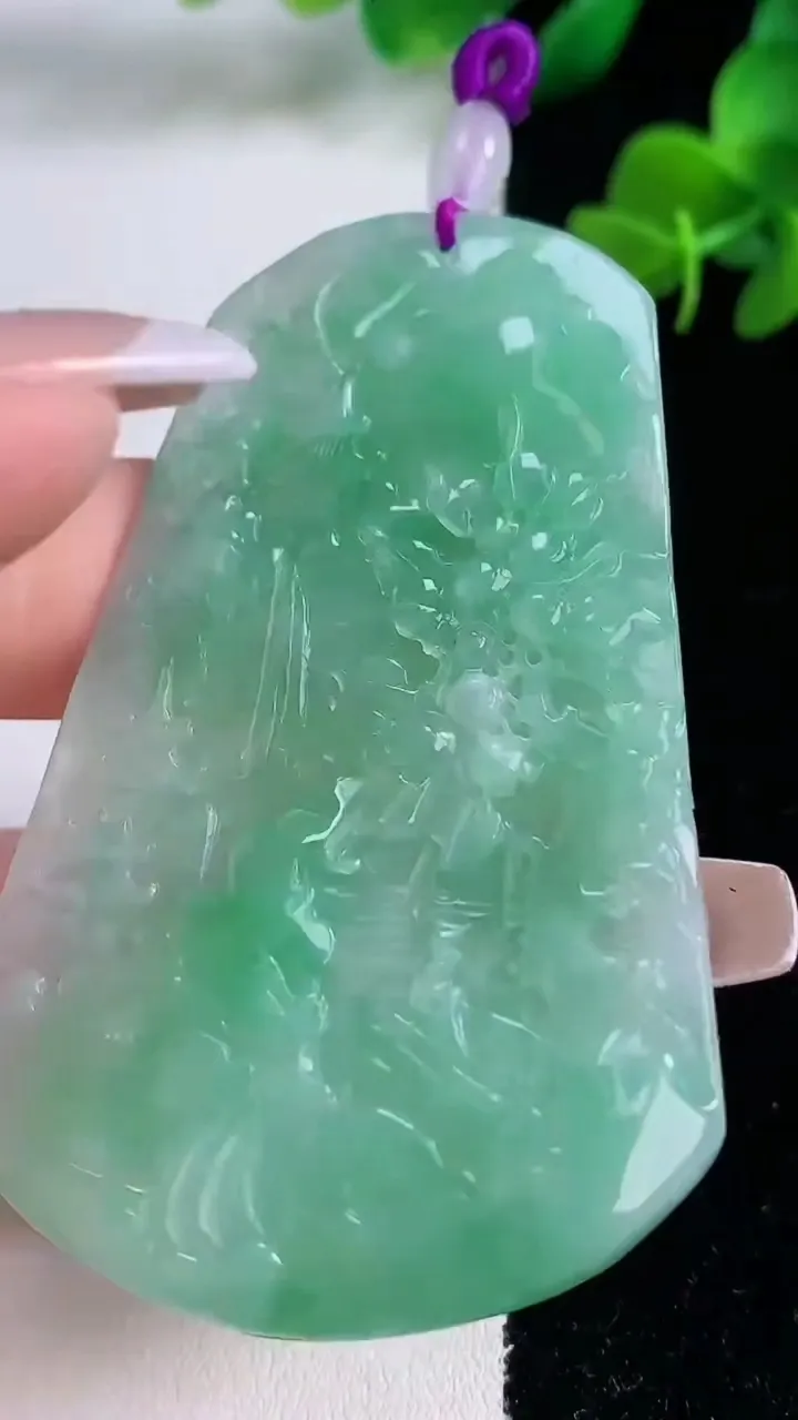 天然A货翡翠山水牌吊坠，尺寸65-41.6-4.6，重量:27.65g
12月8日