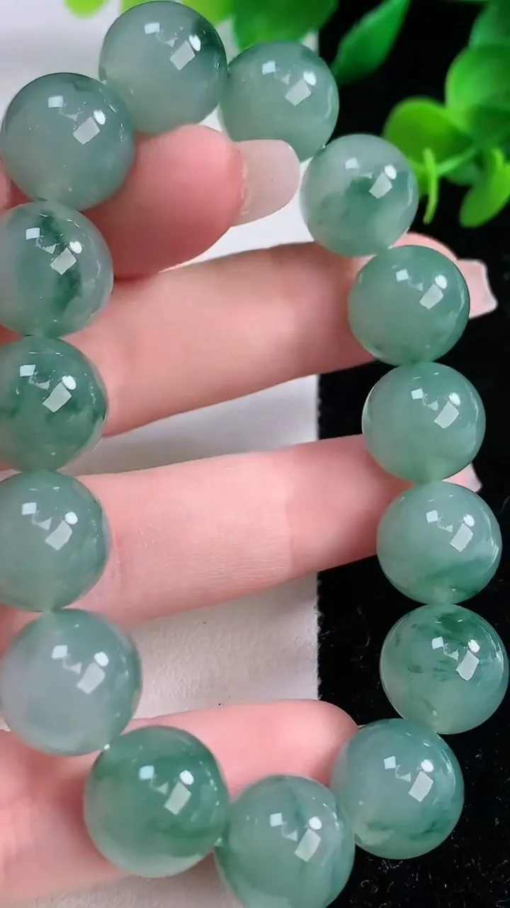 天然A货翡翠种飘花圆珠手串，尺寸12.6-15颗，重量:51.26g12月8日
工厂直销收藏佳品,种