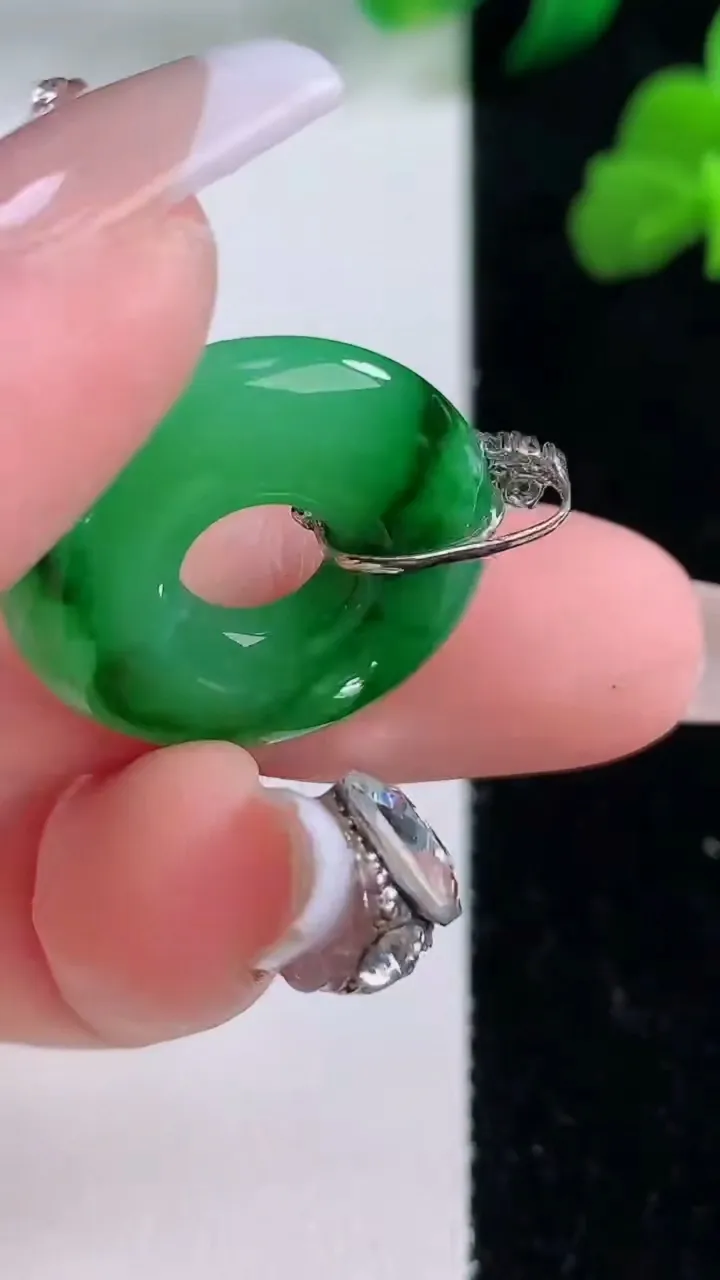 天然A货翡翠平安环吊坠，尺寸22-4.5，重量:4.81g
12月8日