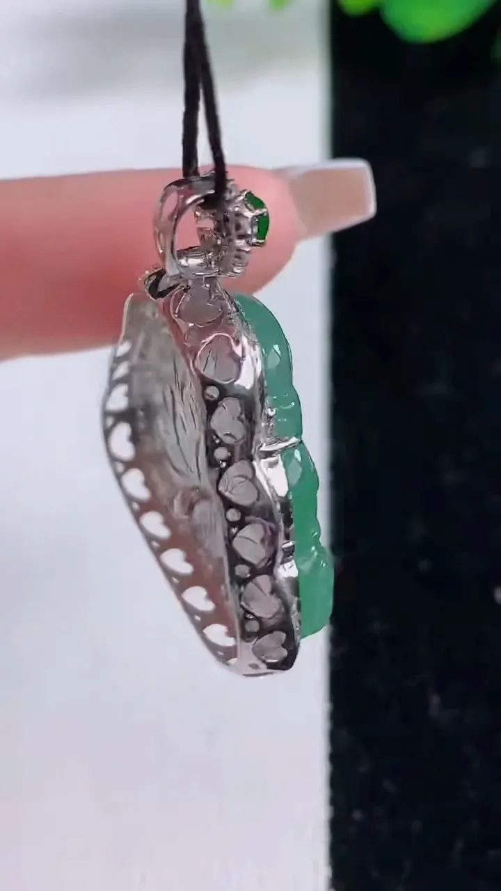 天然A货翡翠佛公吊坠，尺寸34-27.4-8，裸石22.2-24.2重量:9.27g
12月8日