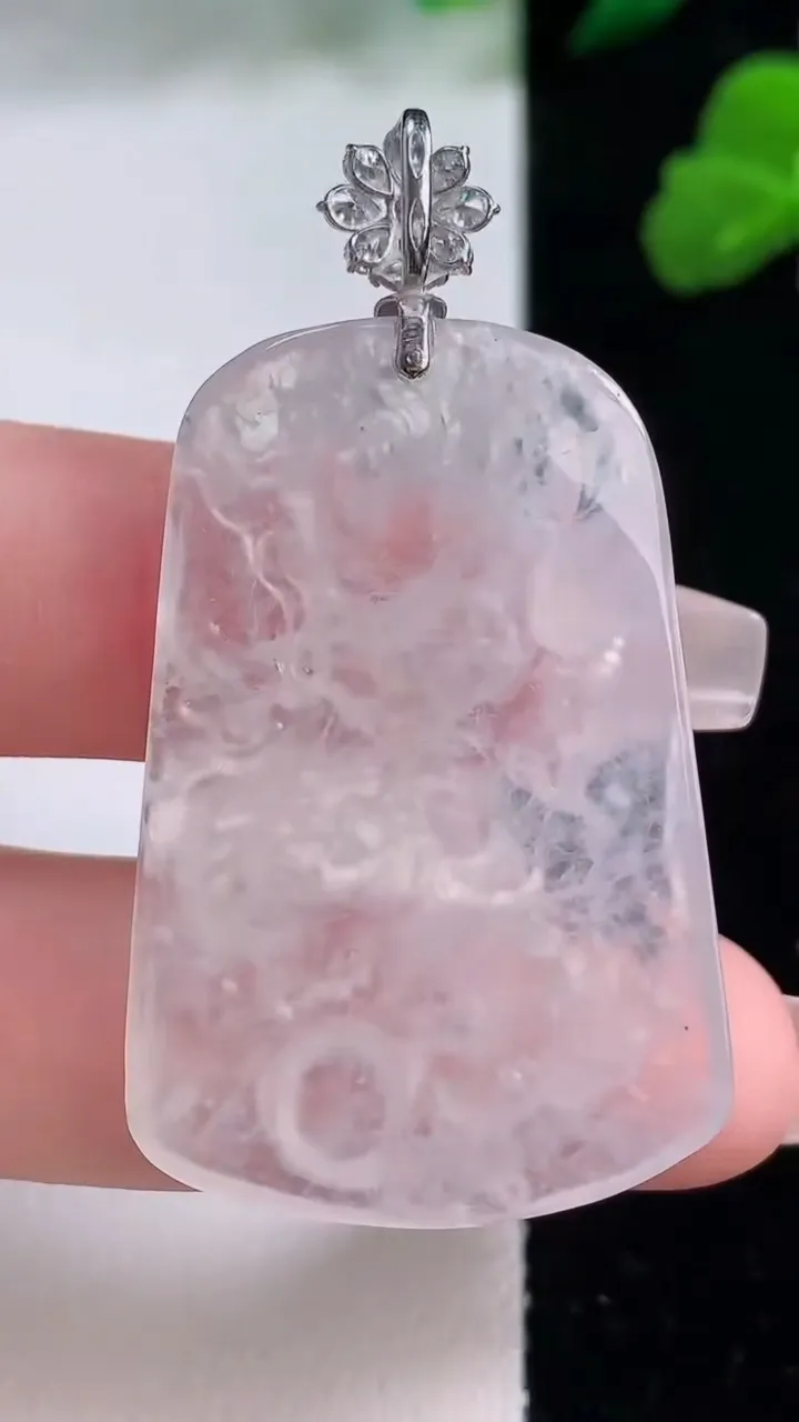 天然A货翡翠种白冰龙牌吊坠，尺寸40.8-27-5，重量:11.56g
12月8日