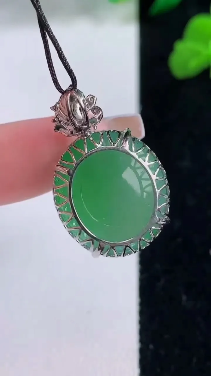 天然A货翡翠蛋面吊坠，尺寸27-18.4-17.2-10.3，重量:5.77g
12月8日